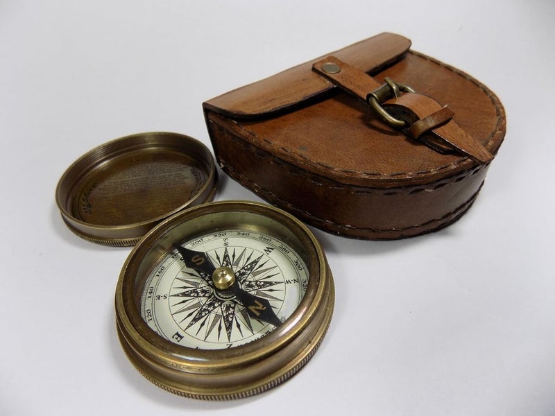THOR INSTRUMENTS Authentic Vintage Style Brass Pocket Compass with Leather Case Rustic Vintage Home Decor Gifts - Image 2