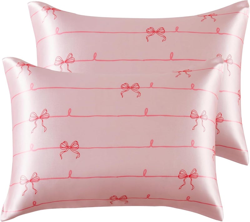 URLINENS غطاء وسادة من الساتان عبوة من 2 مشابه لأغطية الوسائد الحريرية مقاس قياسي، غطاء وسادة ناعم للنساء للنوم مع إغلاق مغلف، هدايا للفتيات والنساء، قوس وردي، 20×26 بوصة، قطعتان - Image 1