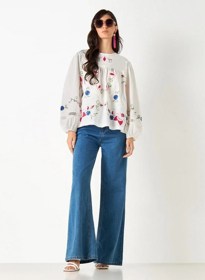 ايكونيك بلوزة مطرزة بياقة مستديرة وأكمام منفوخة من آيكونيك