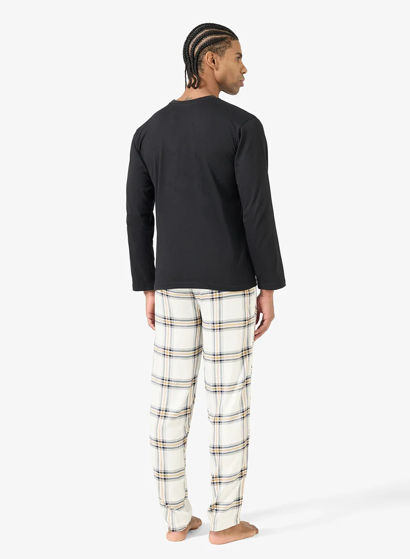 سفنتي فايف طقم بيجامة تي شيرت وبنطلون