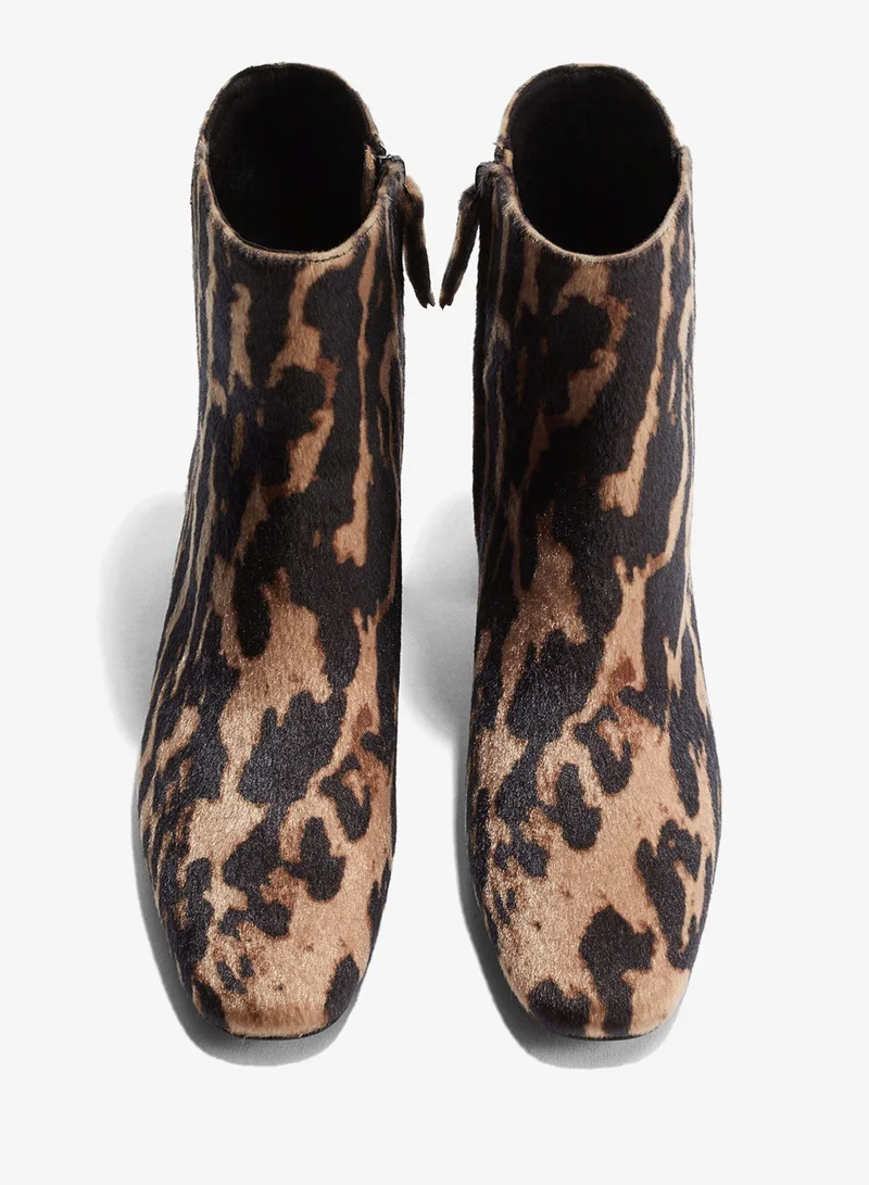 اتش اند ام بووت بطول الكاحل مع كعب سميك