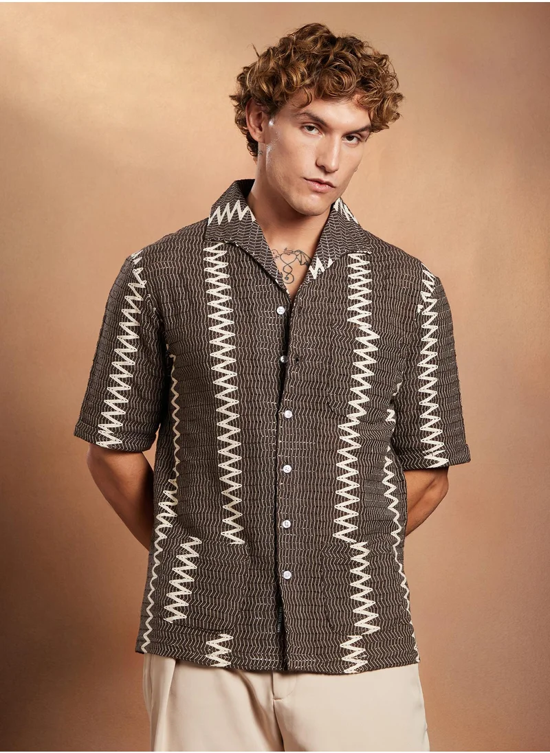 كامبوس سوترا Campus Sutra Men's Chocolate Brown Ziggy-Weave Oversized Shirt For Casual Wear | Spread Collar | Short Regular Sleeves | Button Closure | Oversized Shirt Crafted With Comfort Fit For Everyday Wear
