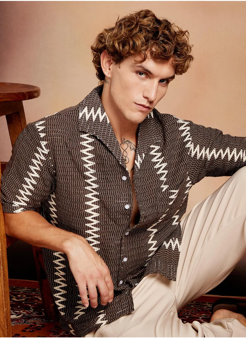 كامبوس سوترا Campus Sutra Men's Chocolate Brown Ziggy-Weave Oversized Shirt For Casual Wear | Spread Collar | Short Regular Sleeves | Button Closure | Oversized Shirt Crafted With Comfort Fit For Everyday Wear