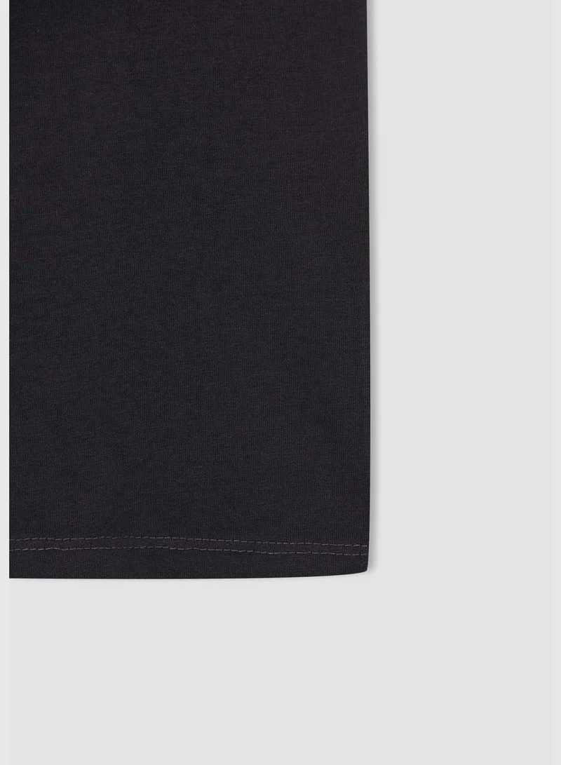 ديفاكتو Regular Fit Sleeveless Slogan Print Vest
