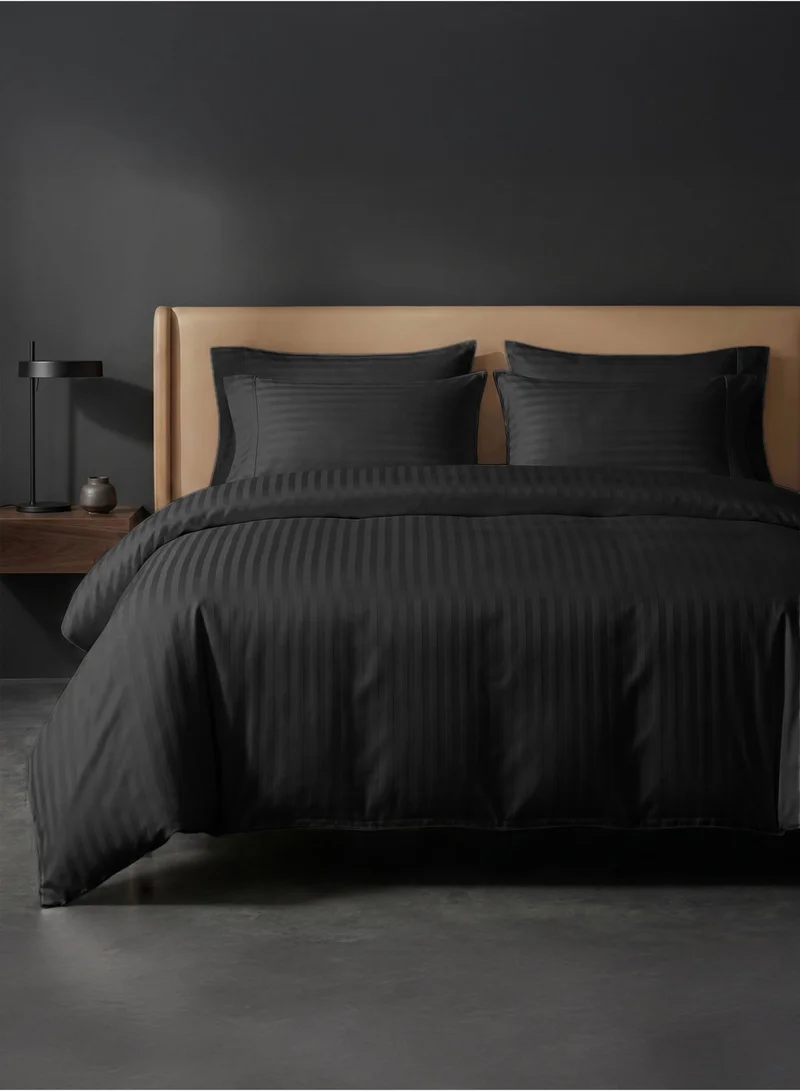 نوم جيد طقم غطاء لحاف كوين 6 قطع من Good Sleep | 200×230 سم | أسود مخطط | غطاء لحاف بسحاب مع شرشف بمطاط و4 أكياس وسائد | قماش فائق النعومة ومقاوم للتجاعيد | صنع في دبي