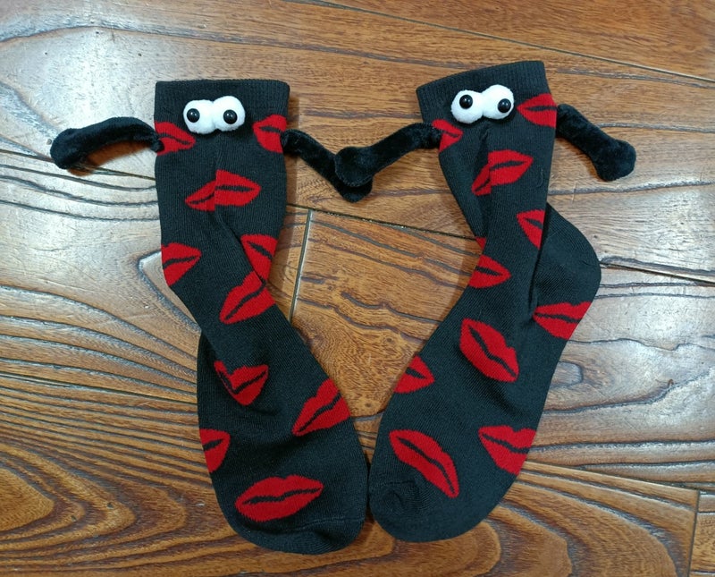 2024 Popular Valentine'S Day Couple Heart Magnet Magnet Holding Hand Socks Mid-Calf Socks Breathable - Image 1
