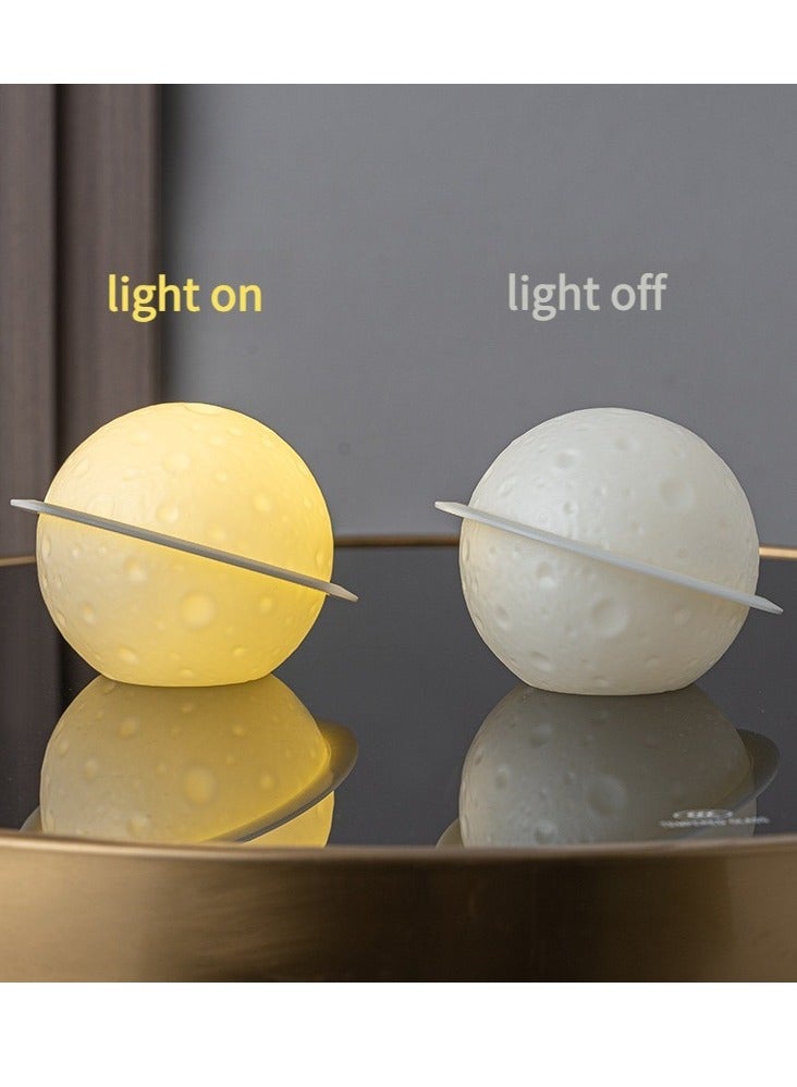 أوليس فيرس  مجموعة زخرفة رائد فضاء ذهبي على القمر 4 قطع هدية للأطفال ديكور للمنزل والمكتب تمثال قمري للرف والمكتب - Image 3