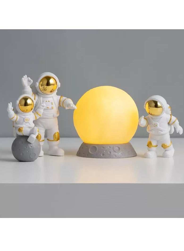 أوليس فيرس  مجموعة زخرفة رائد فضاء ذهبي على القمر 4 قطع هدية للأطفال ديكور للمنزل والمكتب تمثال قمري للرف والمكتب - Image 4