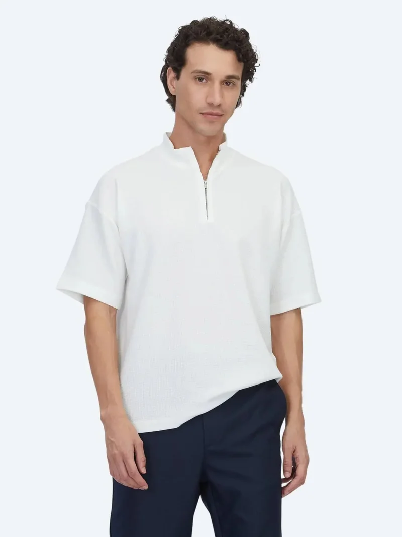 كيب تيشيرت أبيض بياقة عالية