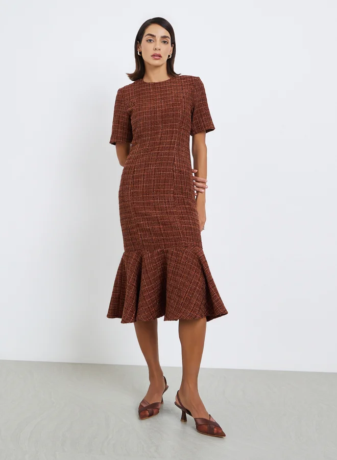 ستايلي فستان ميدي بقصة ذيل السمكة وأكمام قصيرة من التويد