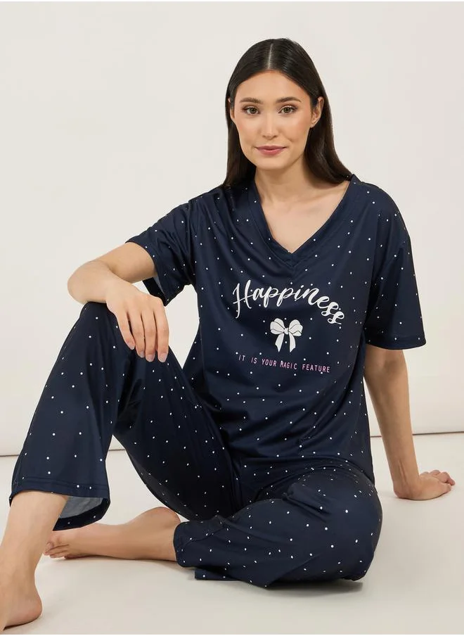 ستايلي V Neck Dropped Shoulder Slogan T-Shirt & Spot Print Pyjama Set