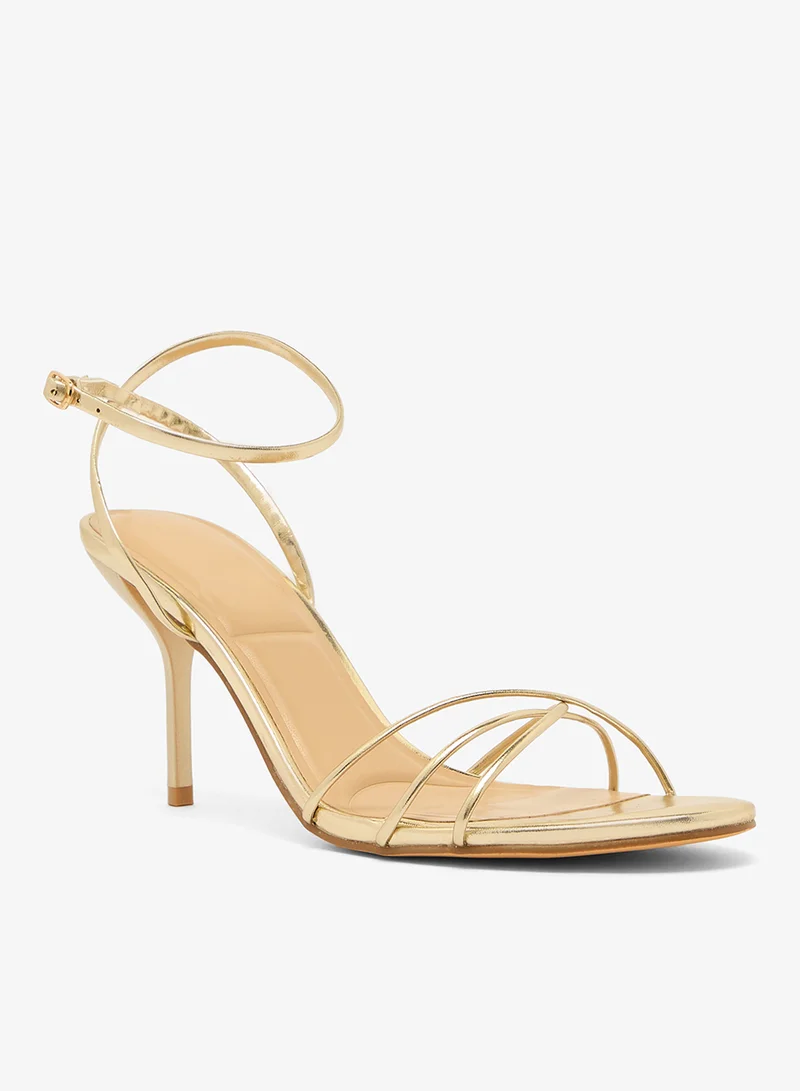 ترافل من نمشي صندل بكعب عالٍ رفيع بتفاصيل ذهبية وحزام