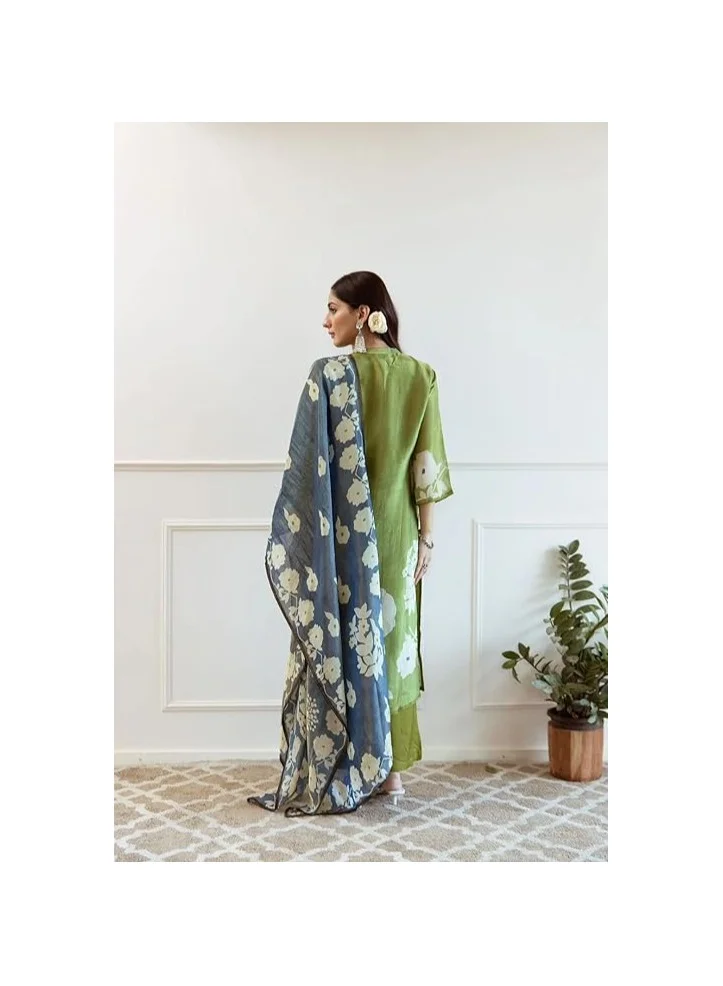 جو سريكي كورتا مستقيمة مطبوعة من رايون فيسكوز من GoSriKi مع بنطال ودوباتا (PANUJA GREEN-VKS01-GS_L_Green_Large)