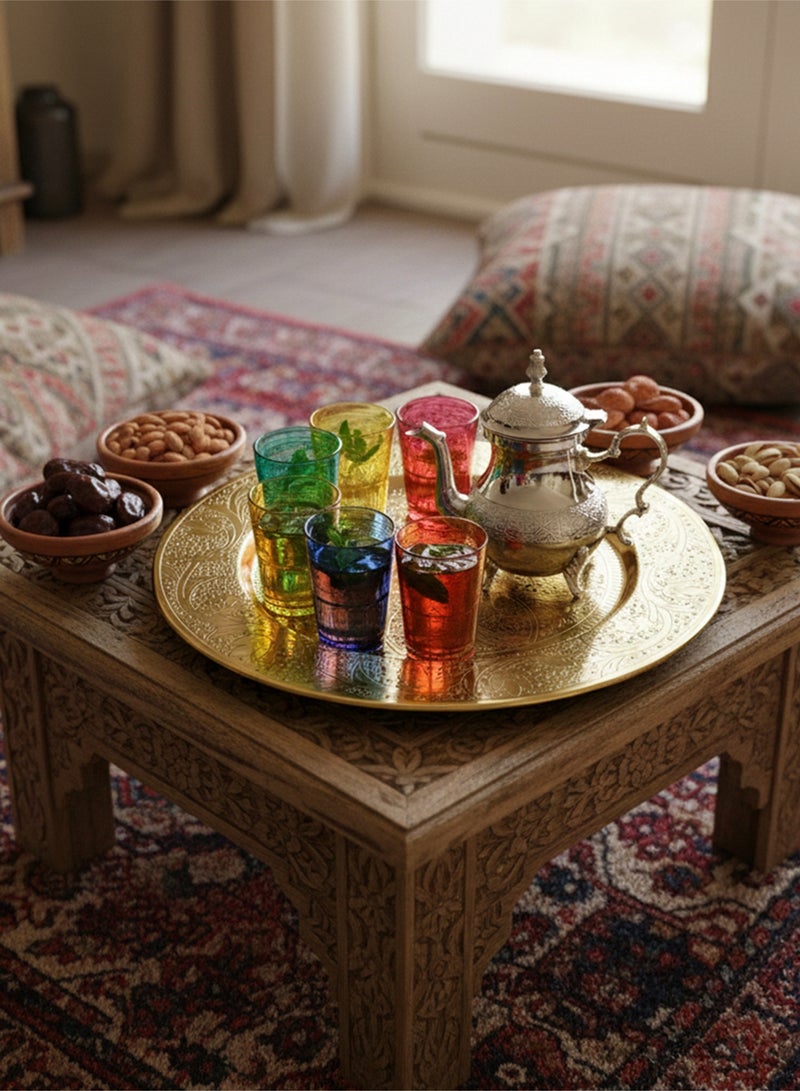 كويزين أرت طقم شاي مغربي أصلي من كويزين آرت - طقم تقديم تقليدي مكون من 8 قطع: إبريق شاي فضي منقوش يدوياً (800 مل)، 6 أكواب زجاجية مزينة بالذهب، وصينية تقديم مطابقة (32 سم) - مثالي لمجالس رمضان، العيد وديكور المنزل الفاخر - Image 3