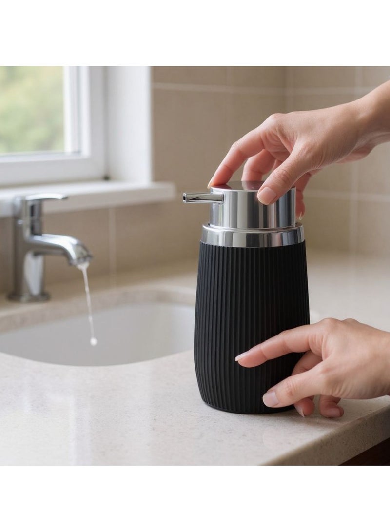 اوكانيوس  موزع صابون مخطط من الأكريليك سعة 300 مل قابل لإعادة التعبئة مع رأس مضخة من الكروم، ملحق أنيق للحمام والمطبخ، 8 سم عرض × 15.8 سم ارتفاع، أسود - Image 4