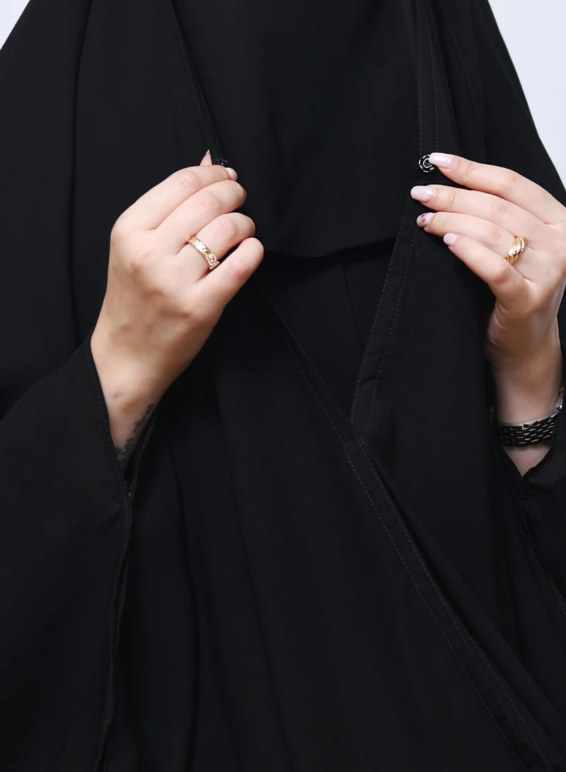 HAWRAA ABAYA Dana khimar is a butterfly model with a snap closure and an elastic band to fix the head