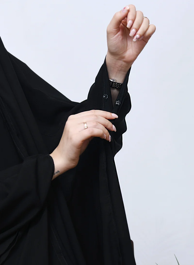 HAWRAA ABAYA Dana khimar is a butterfly model with a snap closure and an elastic band to fix the head