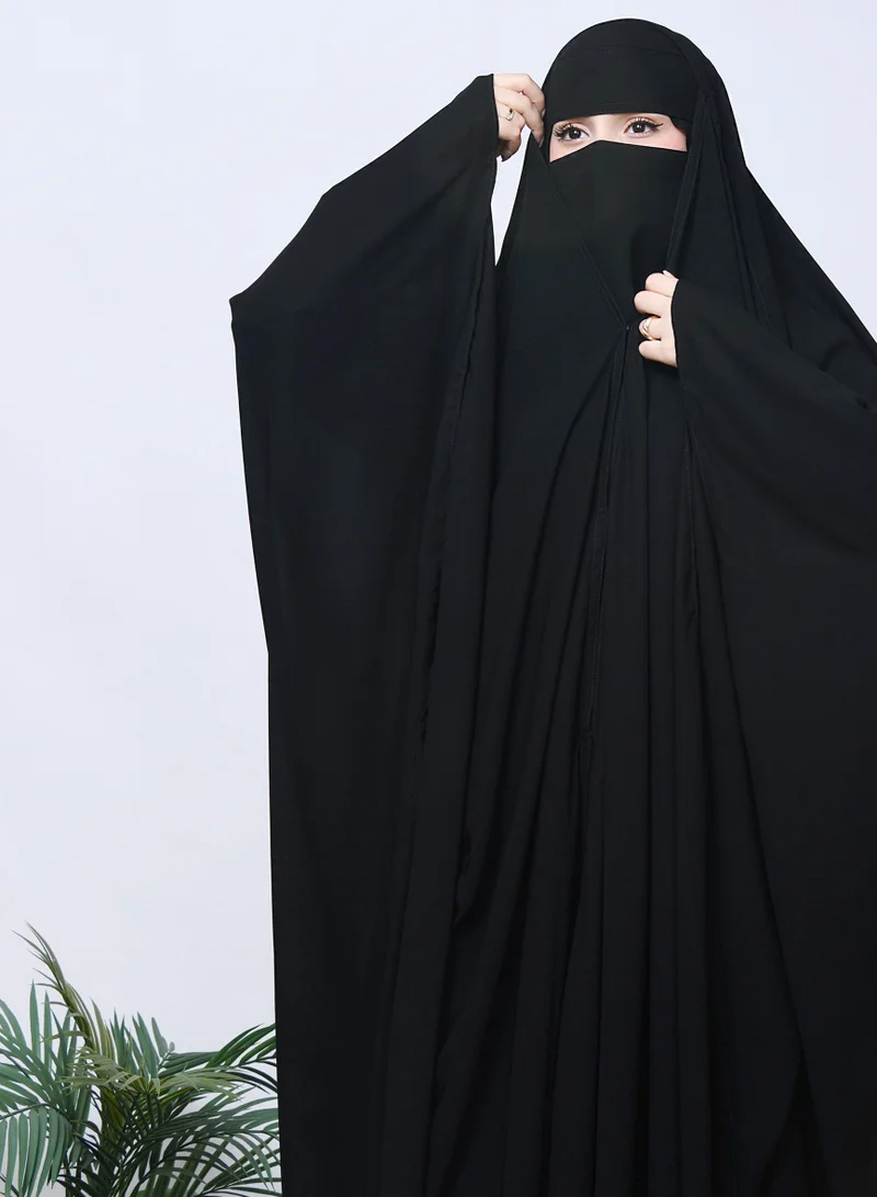 HAWRAA ABAYA Dana khimar is a butterfly model with a snap closure and an elastic band to fix the head