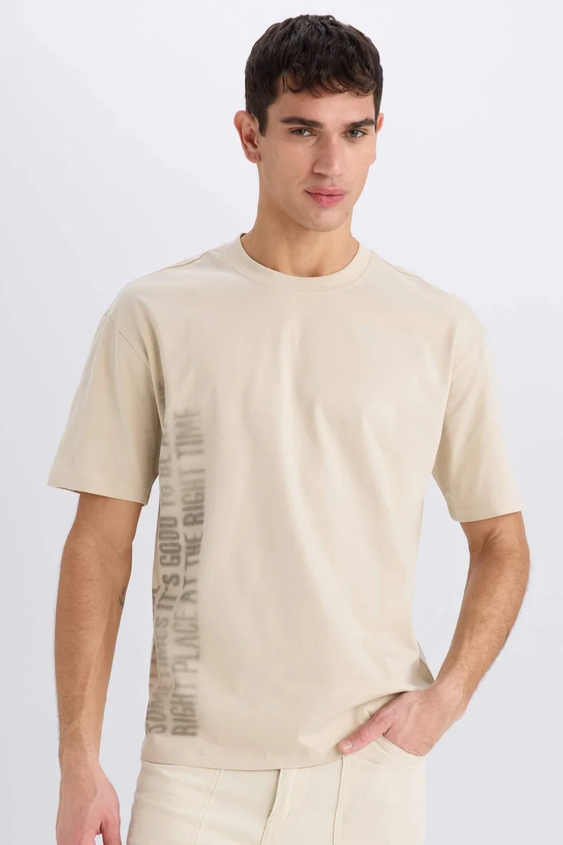 ديفاكتو Boxy Fit Crew Neck Printed Short Sleeve T-Shirt