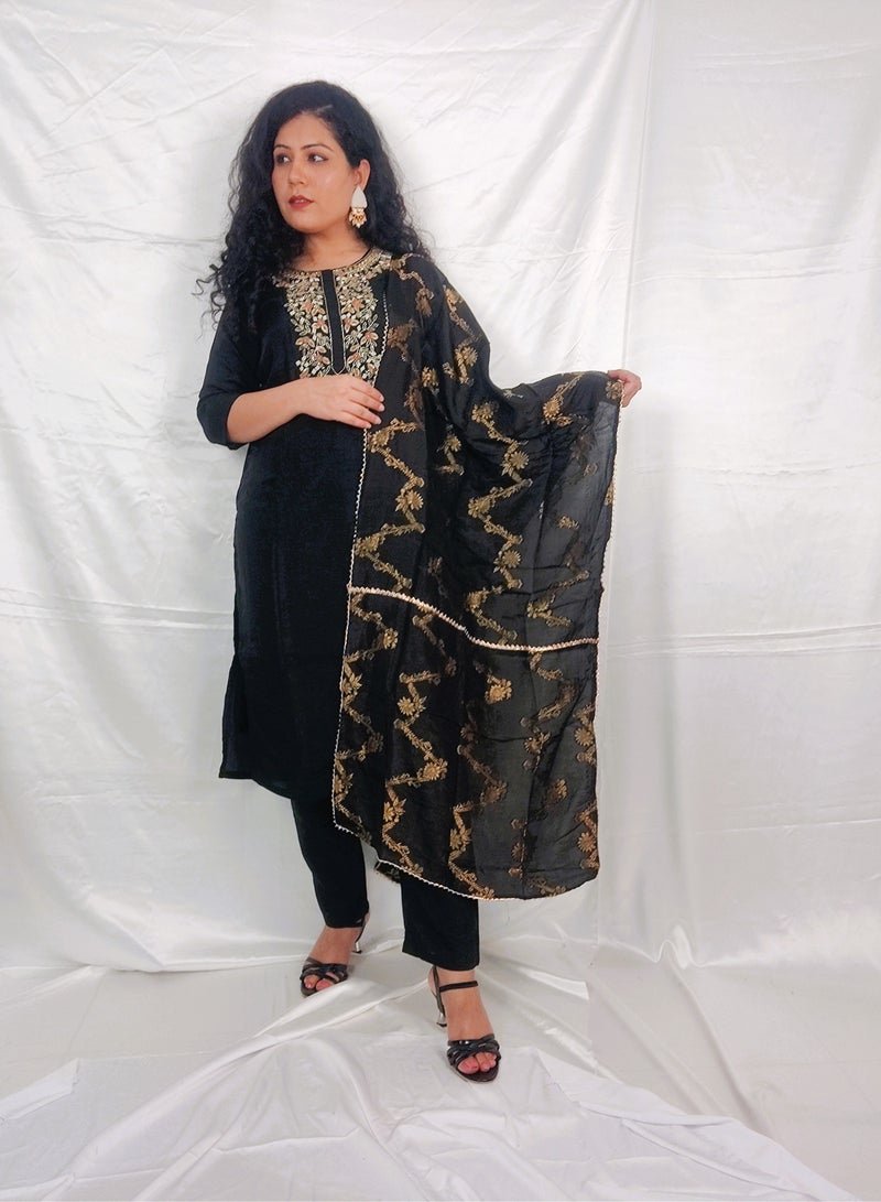 باناش برييا بدلة مستقيمة سوداء للسيدات مع دوباتا بنارسي من "Priya's Panache" - زي أنيق تقليدي للمناسبات والحفلات الاحتفالية.  - Image 1
