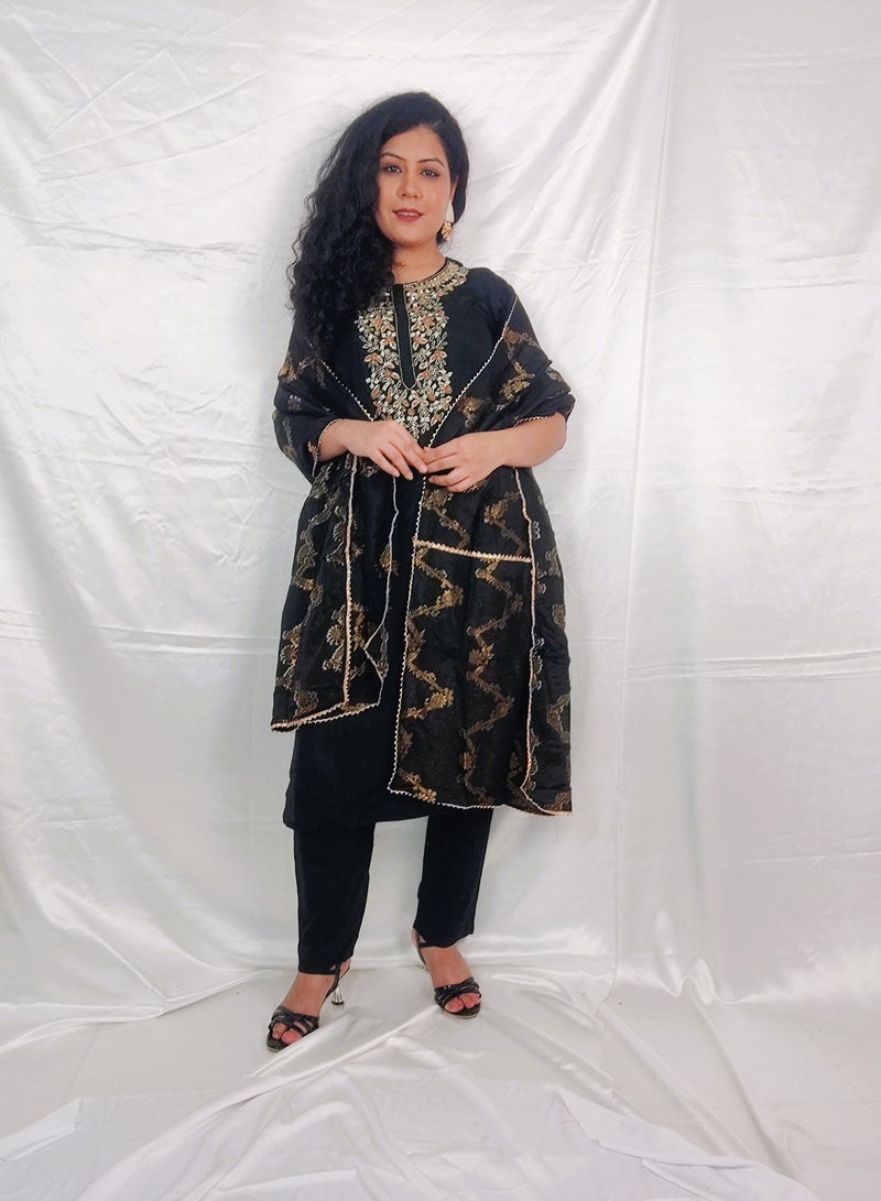باناش برييا بدلة مستقيمة سوداء للسيدات مع دوباتا بنارسي من "Priya's Panache" - زي أنيق تقليدي للمناسبات والحفلات الاحتفالية.  - Image 2