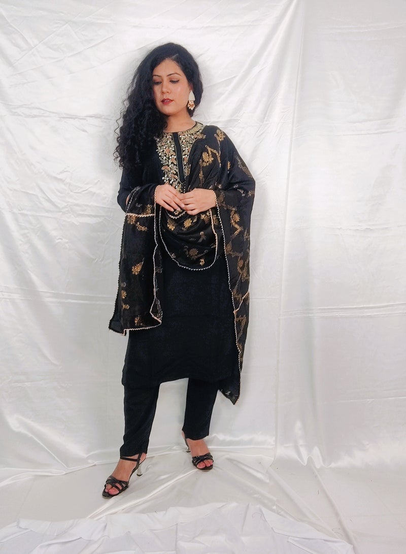 باناش برييا بدلة مستقيمة سوداء للسيدات مع دوباتا بنارسي من "Priya's Panache" - زي أنيق تقليدي للمناسبات والحفلات الاحتفالية.  - Image 4