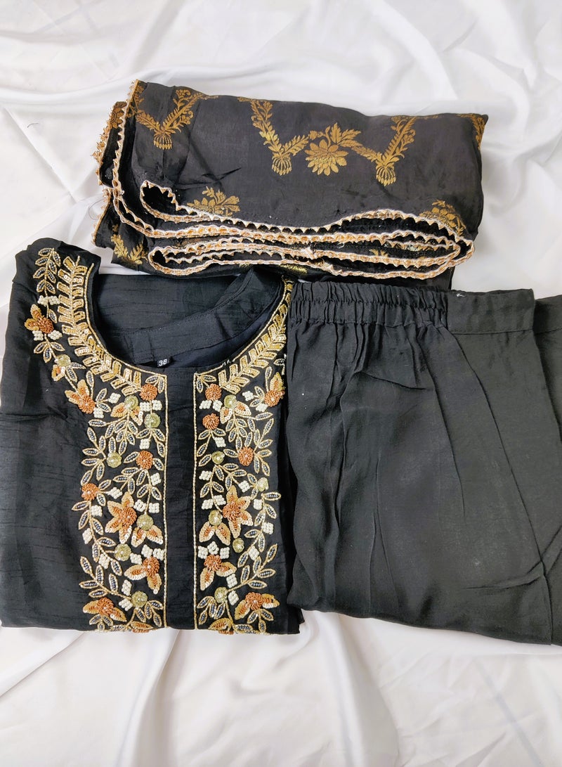 باناش برييا بدلة مستقيمة سوداء للسيدات مع دوباتا بنارسي من "Priya's Panache" - زي أنيق تقليدي للمناسبات والحفلات الاحتفالية.  - Image 5