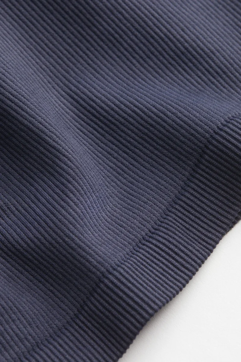 اتش اند ام بلوزة رياضية قصيرة بدون درزات من نسيج دراي موف