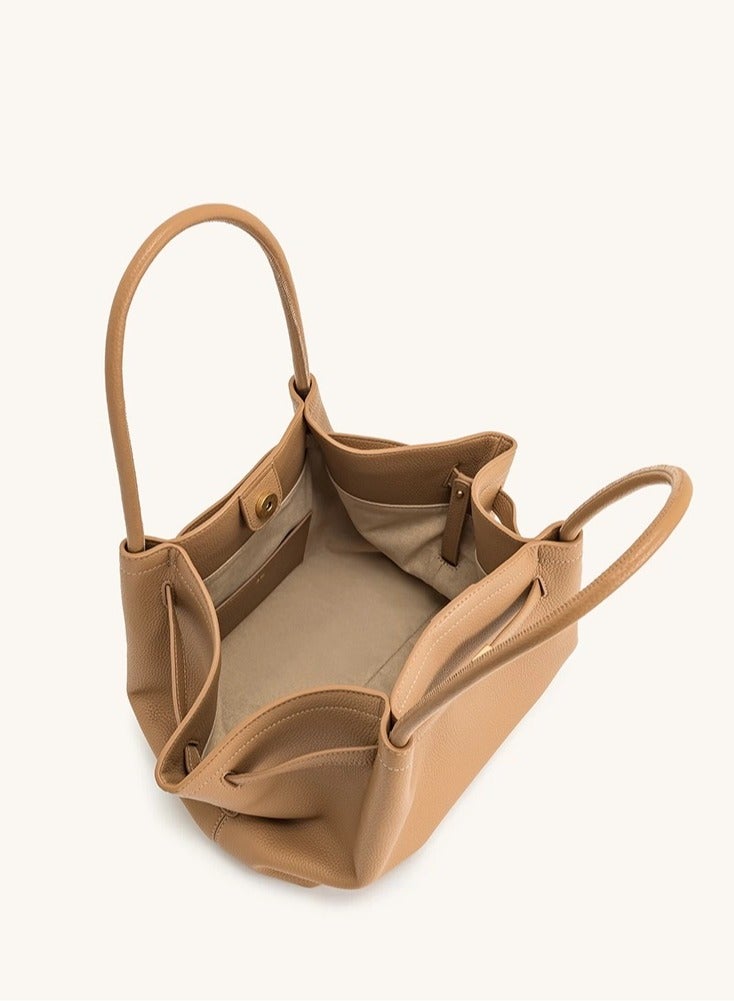 جي دبليو بي JW PEI حقيبة توت بألوان حليب لاتيه من جلد الزيت والشمع للنساء - Image 3