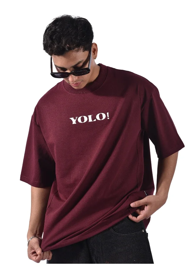 بيونغ تيشيرت أوفرسايز بطبعة شعار YOLO باللون النبيذي