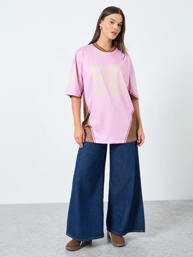 ستايلي تيشيرت فضفاض بطبعة جرافيك شبكي وردي بأسلوب فارستي