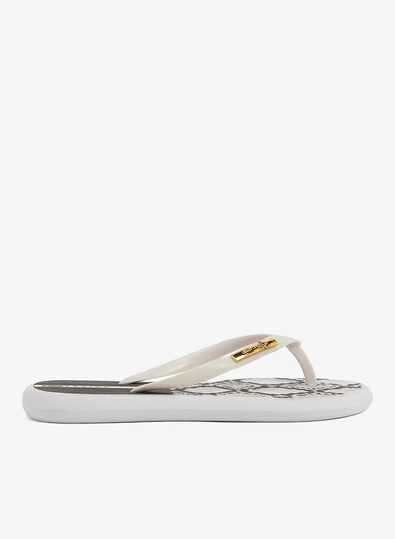 فويسيز شباشب نسائية بتصميم طبعات على النعل وحزام مطابق بشعار الماركة - أسود