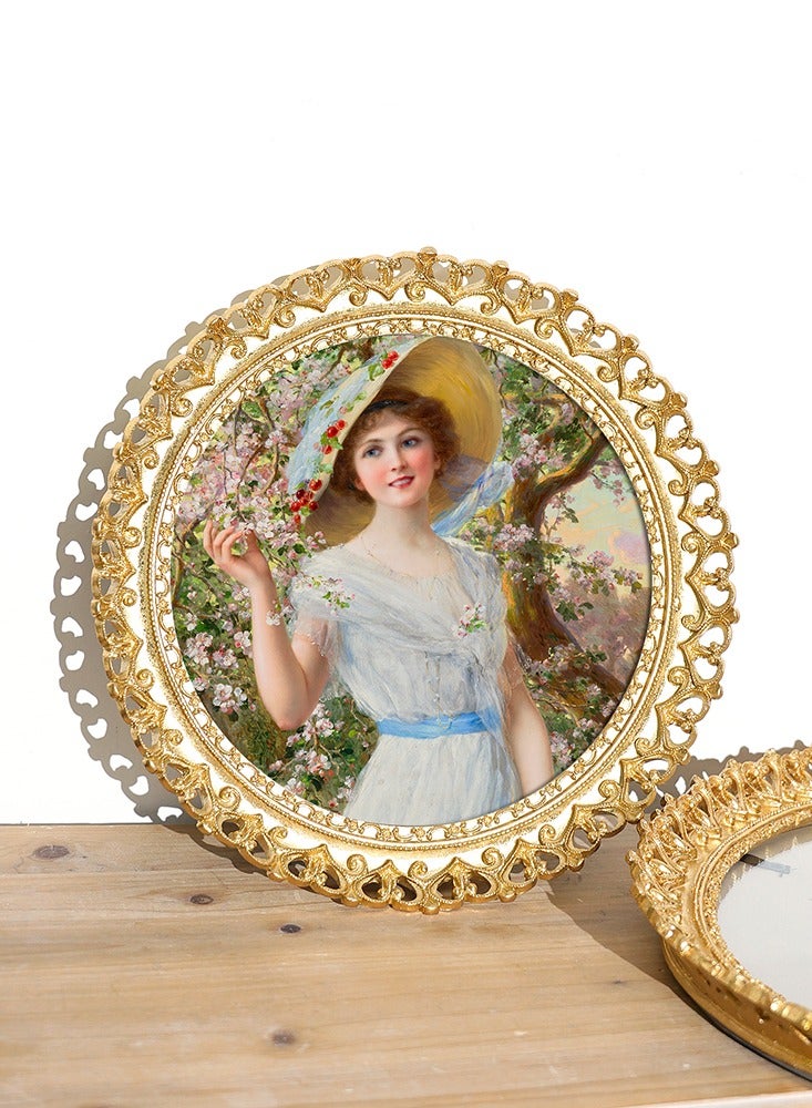 إطار صور دائري أوروبي كلاسيكي من الراتينج مع زخارف بارزة ونقوش مفرغة - ديكور ذهبي للحائط أو الطاولة - Image 1