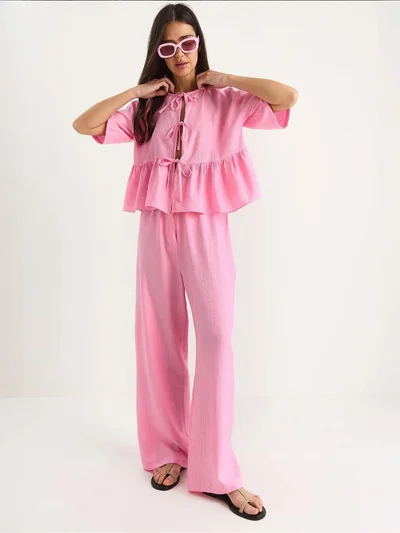 بيانكو لوتشي طقم لوكسي قطعتين بنقوش مع تفاصيل كشكش