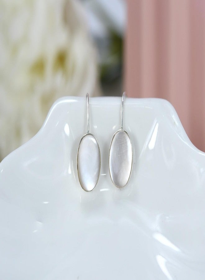 ايرافيدا أقراط متدلية بتصميم بيضاوي بسيط من عرق اللؤلؤ الأبيض والفضة عيار 925 من إيرافيدا | مجوهرات زفاف نسائية | أقراط للنساء - Image 4