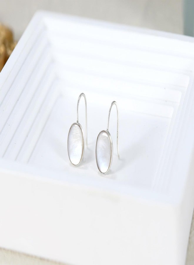 ايرافيدا أقراط متدلية بتصميم بيضاوي بسيط من عرق اللؤلؤ الأبيض والفضة عيار 925 من إيرافيدا | مجوهرات زفاف نسائية | أقراط للنساء - Image 5