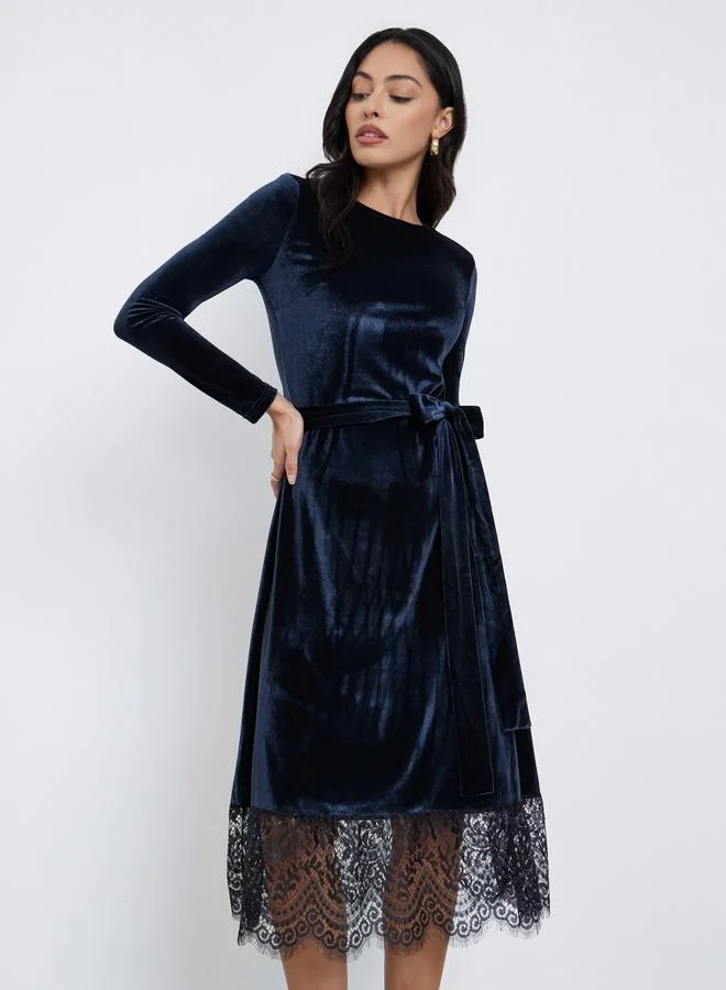 Styli Styli Navy Blue Lace Trim Velvet Look Midi Dress