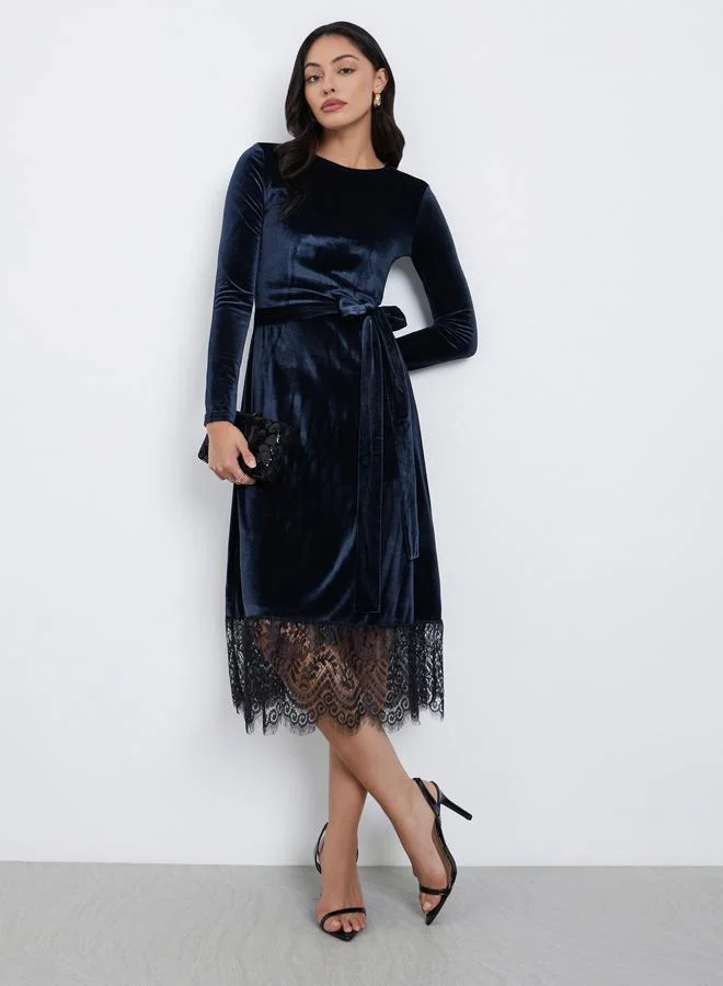 Styli Styli Navy Blue Lace Trim Velvet Look Midi Dress