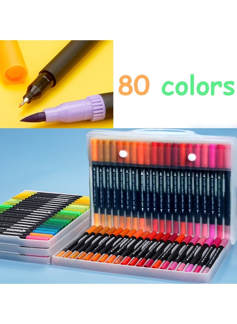 مع 80 لونًا نابضًا بالحياة، توفر مجموعة أقلام الألوان المائية ثنائية الرأس هذه مجموعة واسعة من الألوان لإضفاء الحيوية على أعمالك الفنية. فسواء كنت ترسم مناظر طبيعية أو تصمم رسومات يدوية أو ترسم رسوماً توضيحية معقدة، ستجد الألوان المثالية لكل مشروع. - Image 1