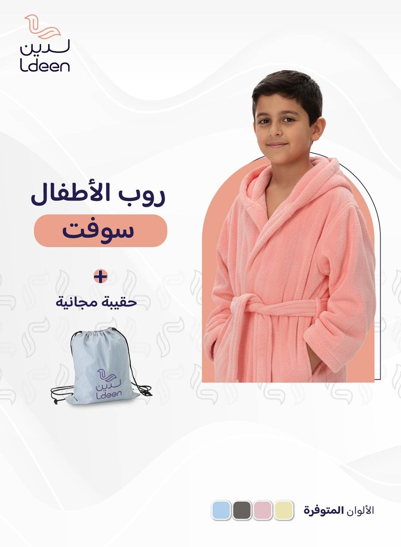 لدين روب أطفال باللون السماوي ناعم على البشرة ويمتص الماء بسرعة، بتصميم أنيق وعملي وآمن مناسب للسفر و الاستخدام اليومي. ، ليمنح طفلك راحة وأناقة بعد الاستحمام. - Image 1