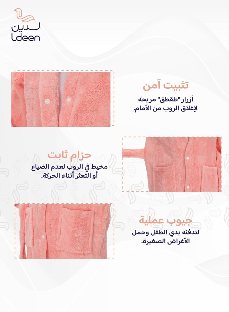 لدين روب أطفال باللون السماوي ناعم على البشرة ويمتص الماء بسرعة، بتصميم أنيق وعملي وآمن مناسب للسفر و الاستخدام اليومي. ، ليمنح طفلك راحة وأناقة بعد الاستحمام. - Image 2