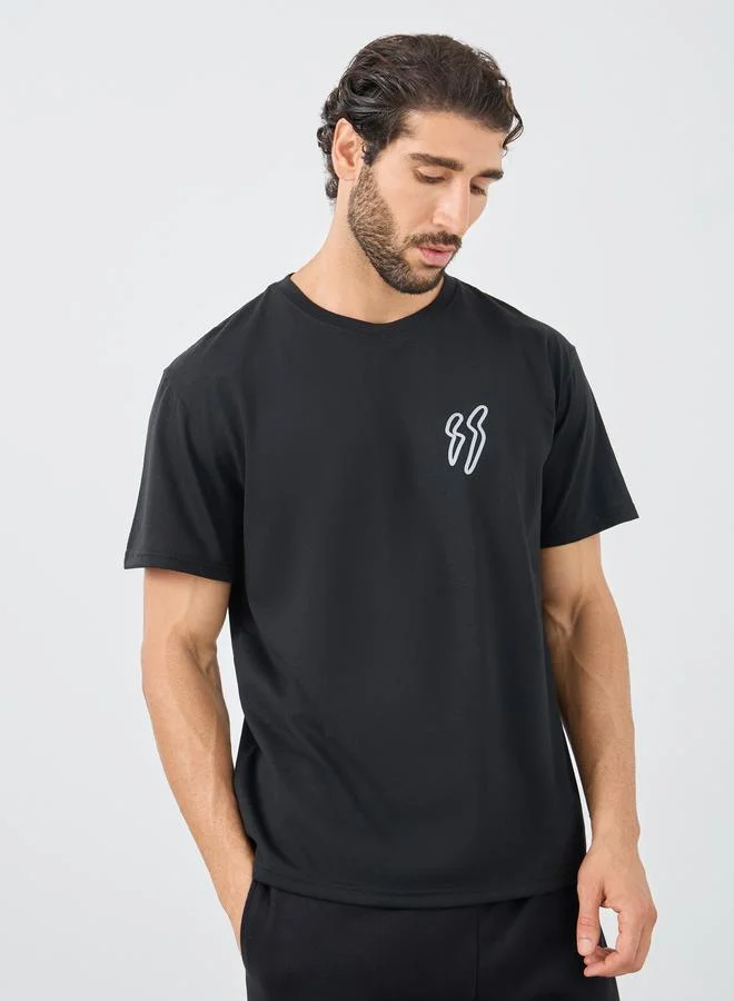 ستايلي تيشيرت ستايلي بطبعة شعار برقبة مستديرة مقاس كبير