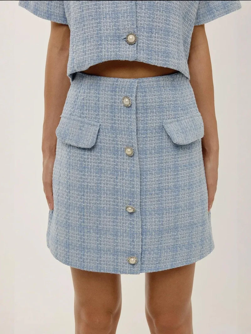 زوبعة تنورة قصيرة من التويد بأزرار