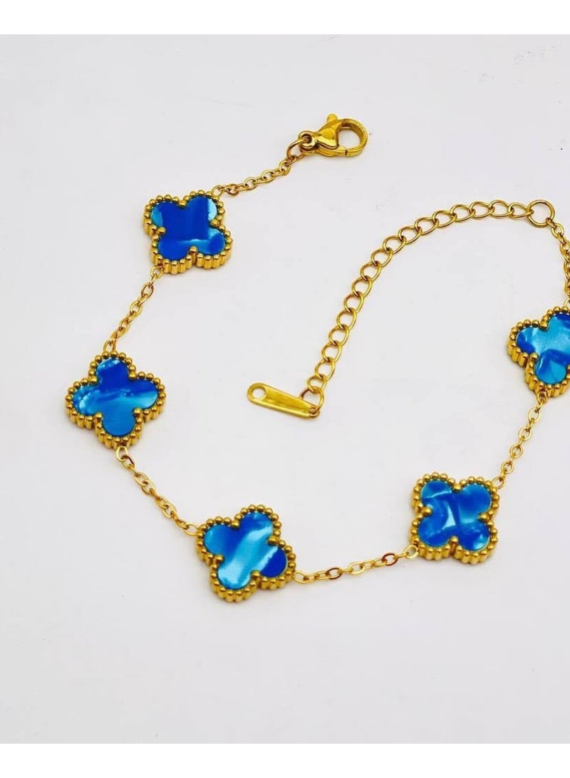 جوليا ستور سوار من الفولاذ المقاوم للصدأ مطلي بالذهب عيار 18 قيراطًا بتصميم عصري فاخر على شكل أربع أوراق برسيم للنساء - Image 3