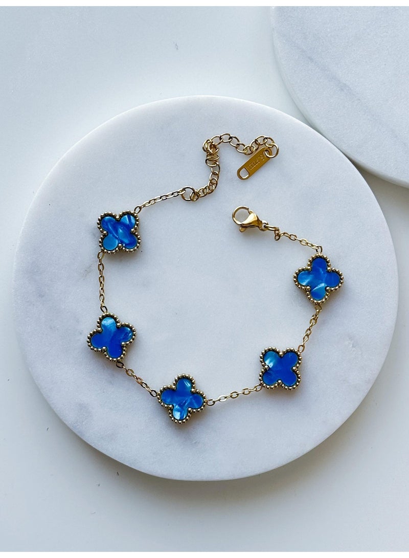 جوليا ستور سوار من الفولاذ المقاوم للصدأ مطلي بالذهب عيار 18 قيراطًا بتصميم عصري فاخر على شكل أربع أوراق برسيم للنساء - Image 4