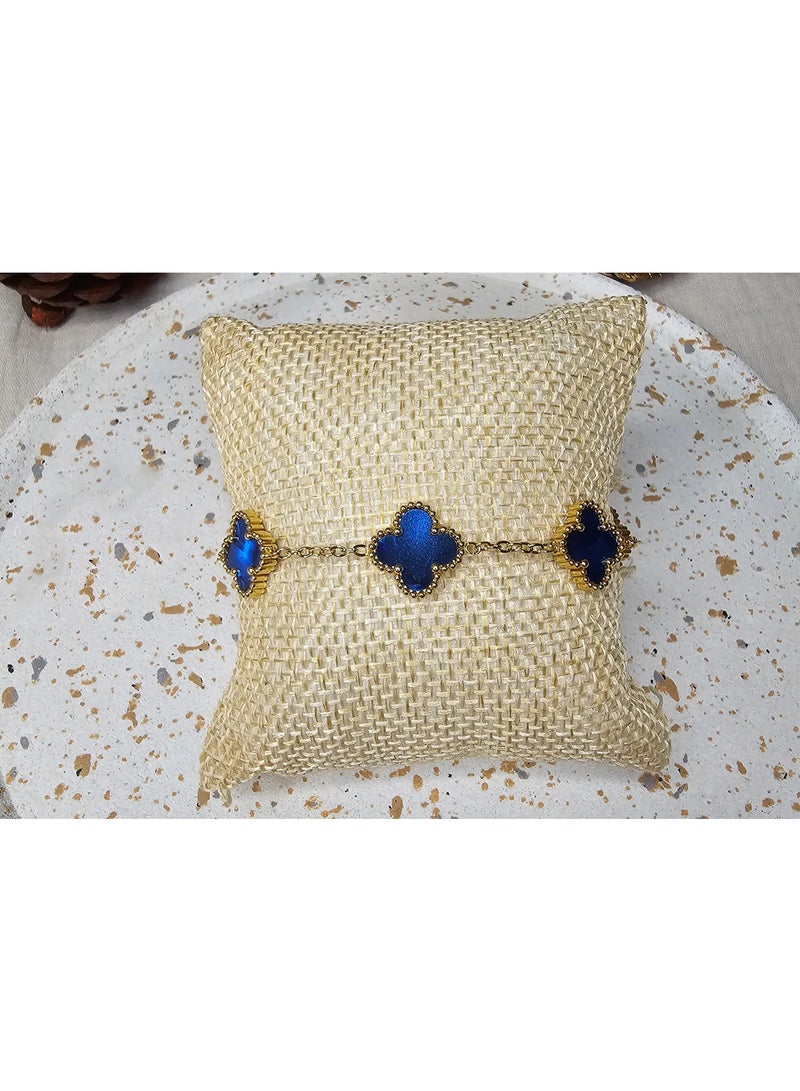 جوليا ستور سوار من الفولاذ المقاوم للصدأ مطلي بالذهب عيار 18 قيراطًا بتصميم عصري فاخر على شكل أربع أوراق برسيم للنساء - Image 2