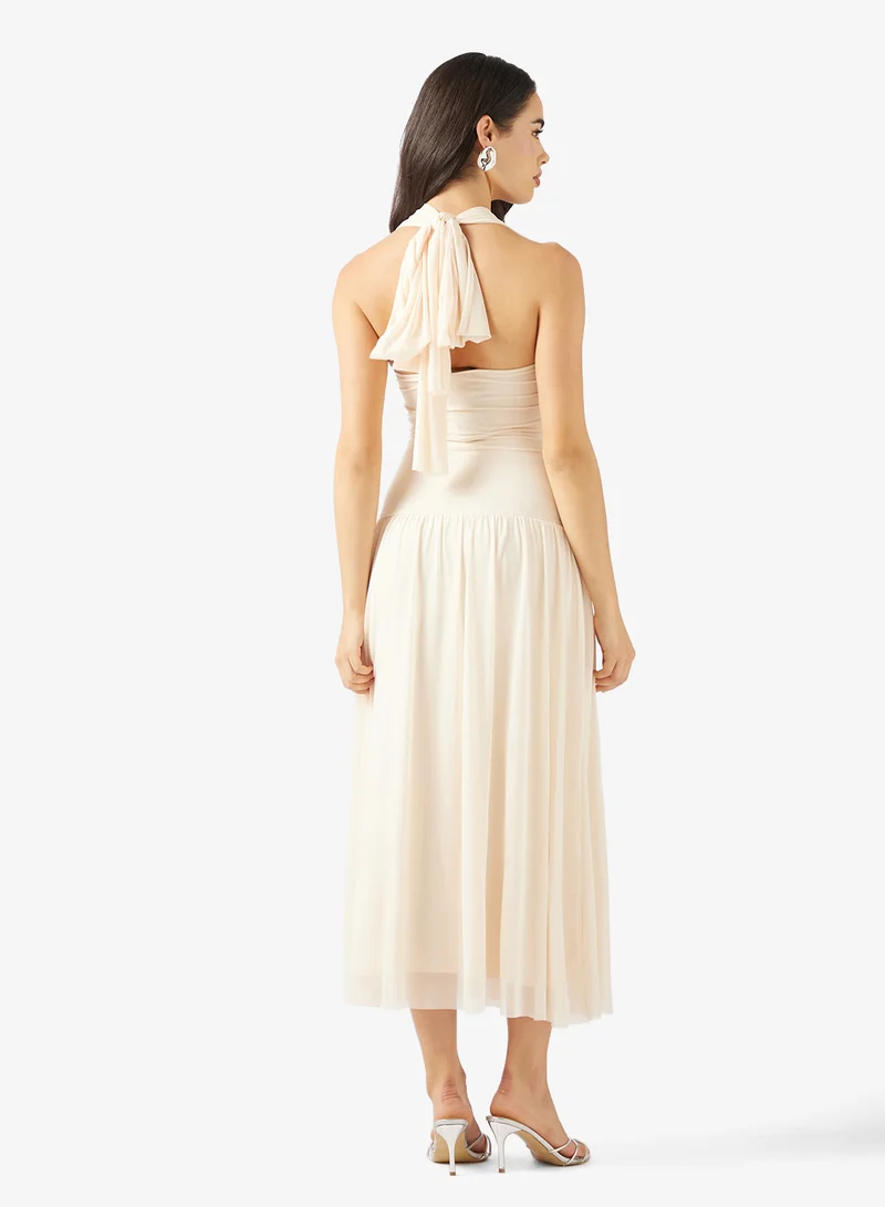 جينجر فستان بياقة هالتر وخصر منخفض بلمسة ذهبية