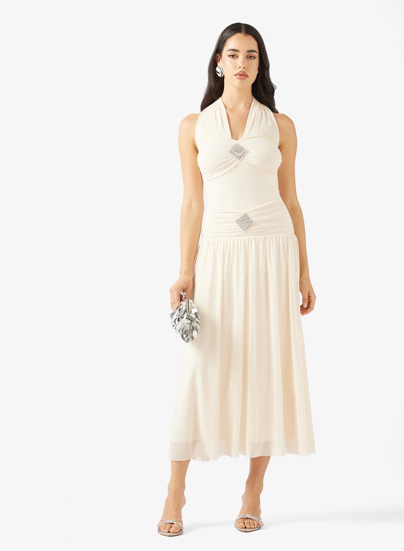 جينجر فستان بياقة هالتر وخصر منخفض بلمسة ذهبية - Image 4