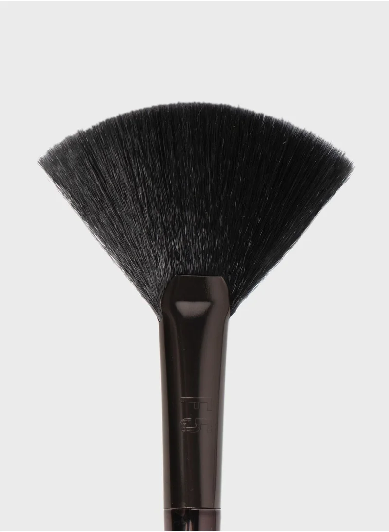 Max Factor Max Factor Pro Fan Brush by Mashael Ajeel – F5