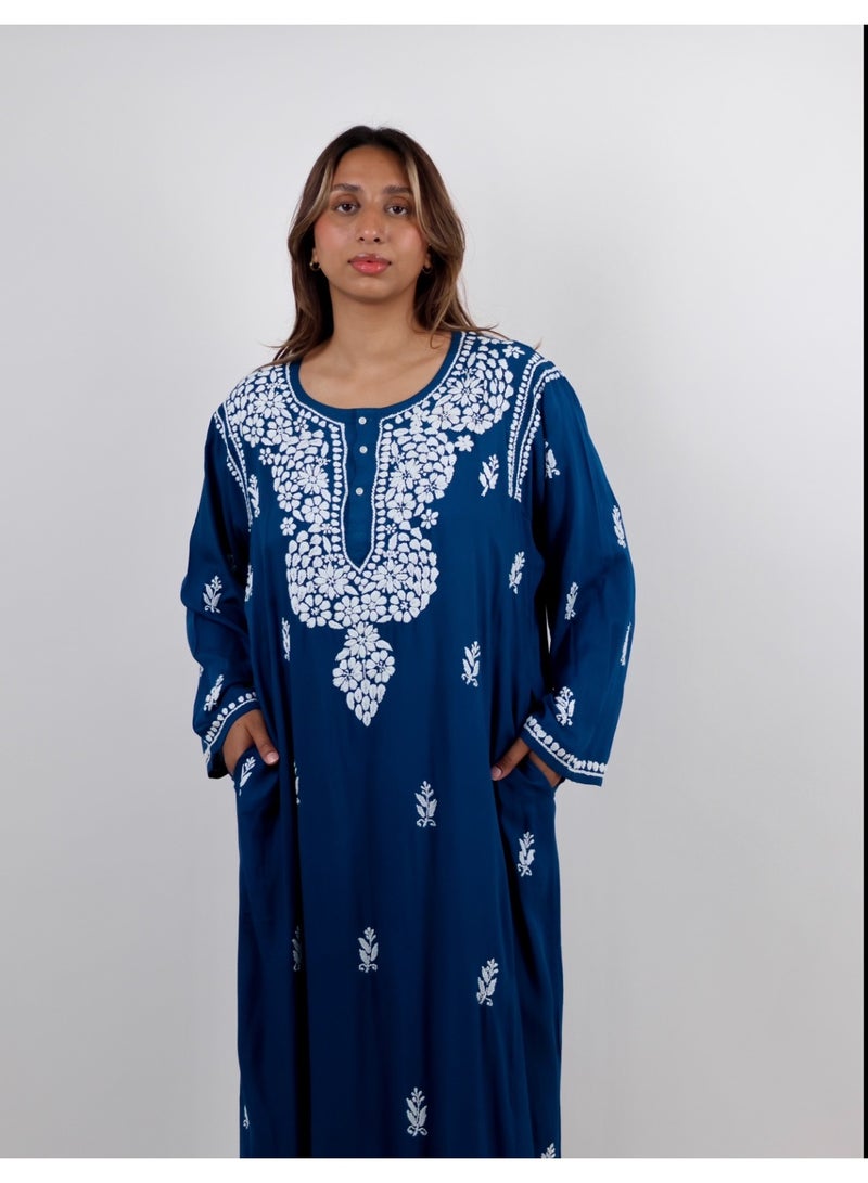 جميلة جلابية "تشيكانكاري" كحلي مطرزة مع شيلة متناسقة - Image 2